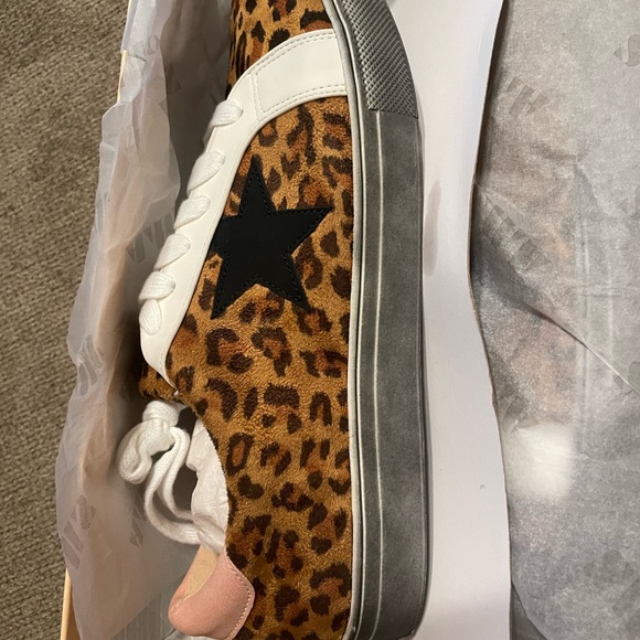 American Mettle Women’s Oatmeal Leopard Black Star Layla Sneaker, 8.5 - Picture 3 of 5